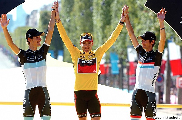 Podium Tour de France 2011. Od lewej Andy Schleck, Cadel Evans, Frank Schleck