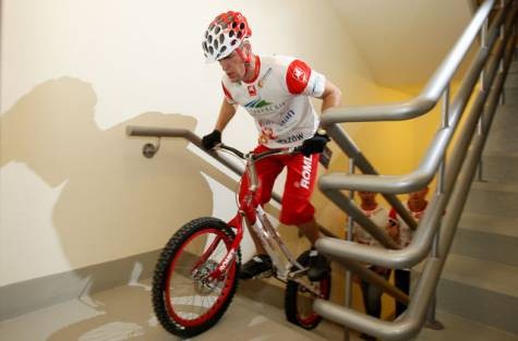 Krystian Herba climbs the Rose Rayhaan by Rotana - Dubai on his bicycle to set a new Guinness World Record.  / fot: Asghar Khan/Gulf News