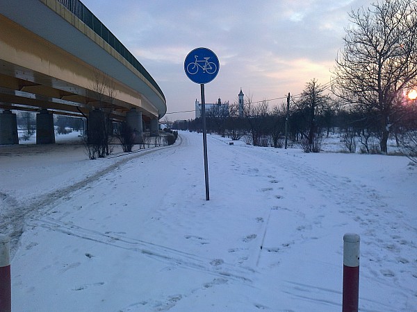 Droga rowerowa wzdłuż Trasy Siekierkowskiej.