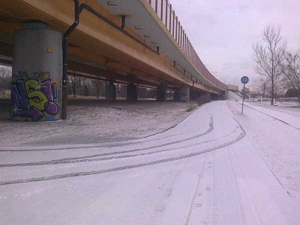 Warszawa, droga dla rowerów wzdłuż Trasy Siekeirkowskiej.