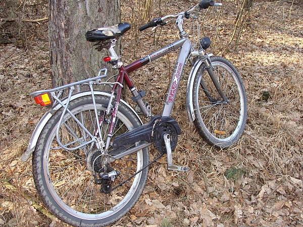 Ten rower dalej nie pojedzie ;-) ,awaria podczas drugiej podróży-rozgrzewki w tym roku(04.03.2012)("Posypały" się wianki w tylnym kole) i 12km odbyłem spacerkiem do domu :-)