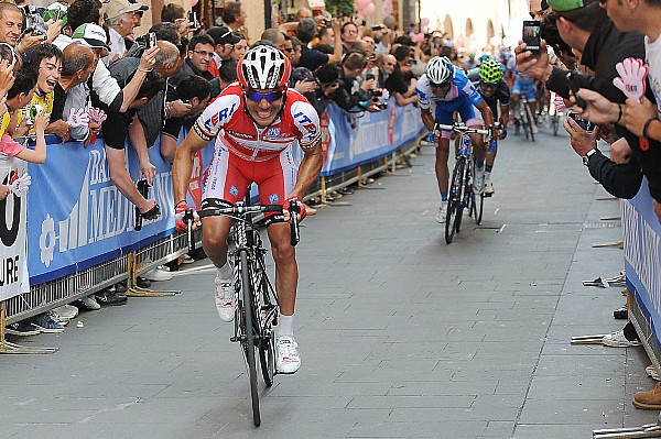 Bartosz Huzarski finiszujący tuż za Rodriguezem (fot. Fabio Ferrari - LaPresse)
