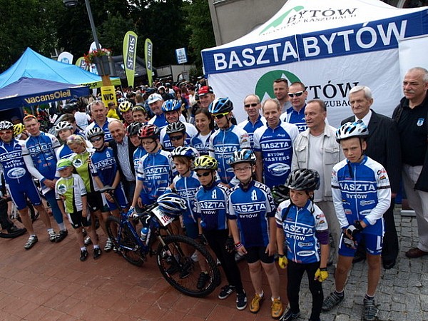 Ekipa Baszty Bytów z Czesławem Langiem przed startem w Skandii Mararton w Bytowie 22.07.2012