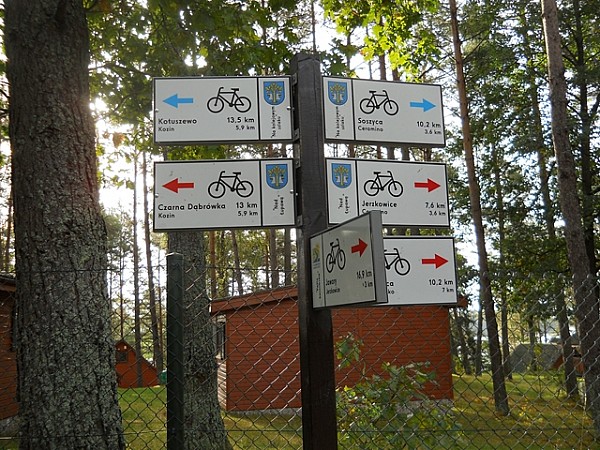 Oznakowanie tras rowerowych w gminie Czarna Dąbrówka.