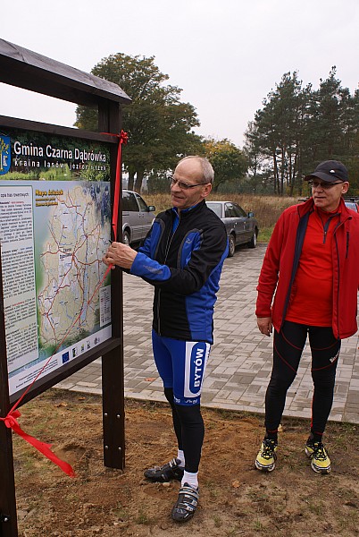 Odsłonięcie tablicy- zakończenie realizacji projektu "Oznakowanie i promocja ścieżek rowerowych na terenie gminy Czarna Dąbrówka 14.10.2012