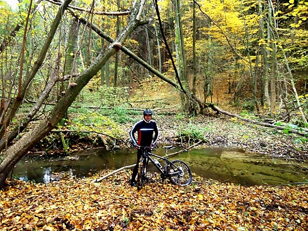 Przeprawa przez strumyk w temp. 2 stopni :D