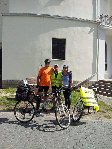 Pielgrzymka rowerowa, Zambrów-Hodyszewo-Zambrów (18.08.2012). Na zdjęciu od prawej: moja Żona, mój Tata, ja.