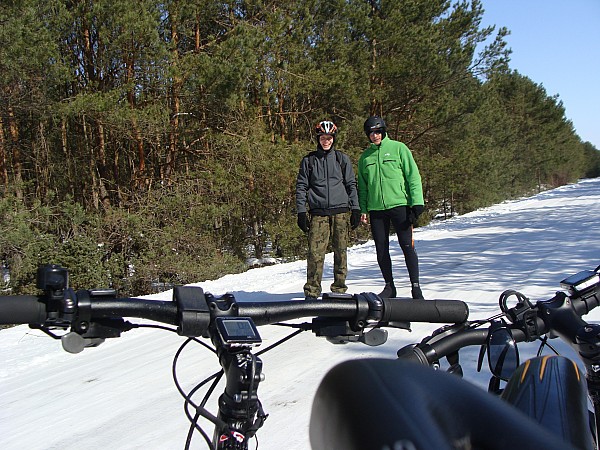 Jedziemy (ślizgamy się) w kierunku na Uniejów. Na szczęście bez upadków. Wiosny nie widać!