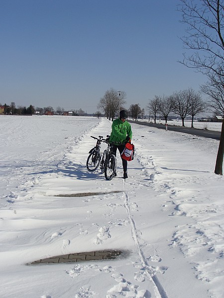 Ścieżka rowerowa Uniejów-Przykona-Turek. Na tym odcinku nie do pokonania.