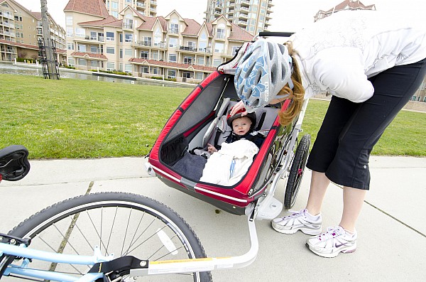 Przyczepka Chariot Cougar, zapewnia dziecku wysoki komfort jazdy, która pozwoli cieszyć się ze wspólnie spędzonych chwil na świeżym powietrzu fot. DwaPlusDwa.pl