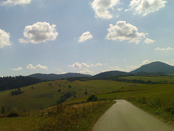 mtb szlakami beskidu niskiego i sadeckiego 15.08.2013r./w tle okolice izb i gara lackova