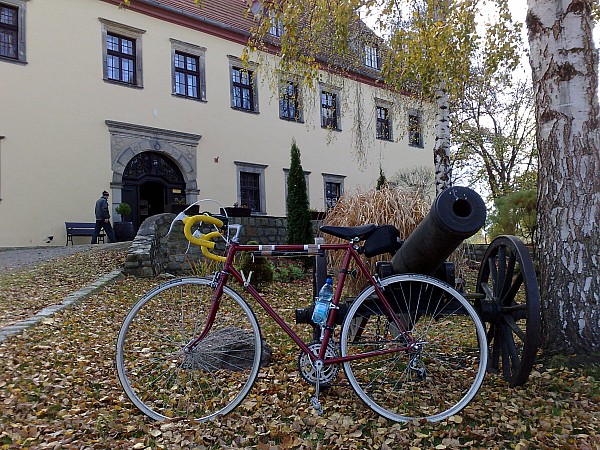 2013_10_26 Jaguar przed pałacem w Krobielowicach