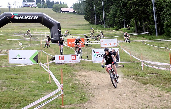 Końcówka rozbiegówki - zjazd slalomem po stoku.