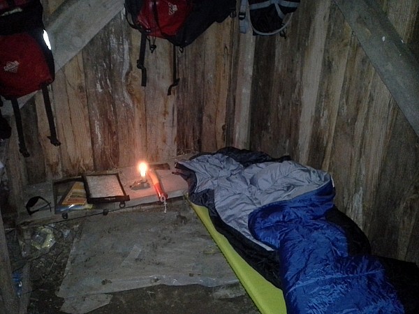 Nocleg nr 1 w budce na tyczki.