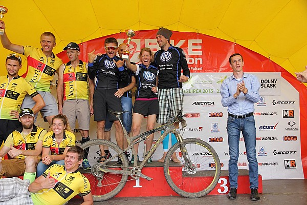 Volkswagen Samochody Użytkowe MTB Team na pdium