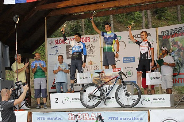 Łukasz Klimaszewski na podium Horal Krejzi maraton 2015 - 3 miejsce