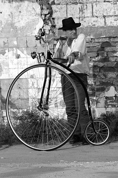 Bicykl na czarno-białych zdjęciach