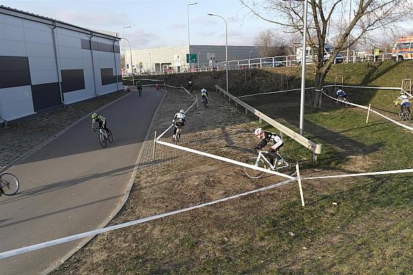 Trasa przełajowa sporo zakrętów, asfalt, trawa, szuter, co możliwe