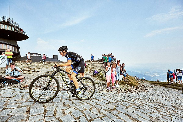 Michał Ficek podczas wjazdu na Śnieżkę