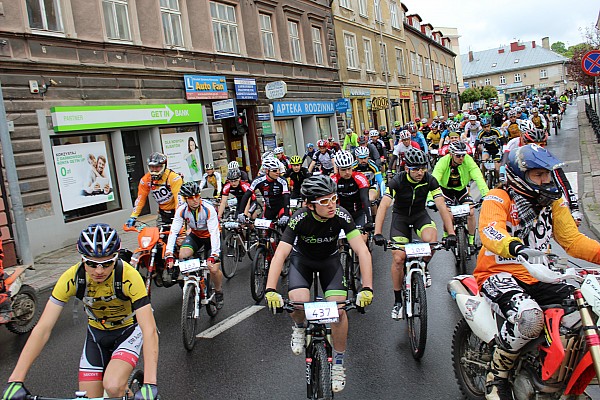 Łańcuckie Towarzystwo Cyklistów zorganizowało 5 edycję Łańcuckiego Maratonu MTB w dniu 8 maja 2016 r. Rozgrywany maraton objęty był patronatem Honorowym przez Burmistrza Miasta Łańcuta Stanisława Gwizdaka, Wójta Gminy Łańcut Zbigniewa Łozę oraz Wójta Gminy Markowa Tadeusza Bara. Do rywalizacji zgłosił o się 182 kolarzy z Polskich Południowo-Wschodniej. Pomimo niekorzystnych warunków pogodowych oraz prognoz kolarze stanęli do rywalizacji  na trzech dystansach MINI,  MIDI i MAXI. Punktualnie o godzinie 11-tej dyr. MOSiR w Łańcucie Jerzy Hałka dał sygnał kolarzom do startu honorowego , którzy ruszyli na start ostry w Łańcucie na ul. W. Rutkiewicz. Kolarze ruszyli w kierunku Zimnej Góry w Kraczkowej, Magdalenki w Cierpiszu, Honi wzdłuż ścieżki edukacyjnej Koralowa oraz Patrii w Husowie. Kolarze musieli pokonać bardzo trudne odcinki trasy z uwagi na padający deszcz oraz konfiguracje terenu. Suma przewyższeń na dystansie MIDI  wynosiła 1100 m a na dystansie MAXI 1500m .Jednak kolejny raz w łańcuckim maratonie niepokonany jest na najdłuższym dystansie Mateusz Bieleń. W ramach maratonu rywalizowali również strażacy o Puchar Komendanta Powiatowego Państwowej Straży Pożarnej w Łańcucie. Wśród strażaków puchar zdobył Kamil Różalski z Lublina drugie miejsce zajął Krzysztof Noga z Komendy Powiatowej PSP w Łańcucie a trzecie miejsce zajął Łukasz Uchman z OSP Kraczkowa. Puchary wręczał bryg. mgr inż. Jacek Rejman Z-ca  Komendanta Powiatowego PSP w Łańcucie. Bardzo dobrze spisali się łańcuccy kolarze. Najlepszą Łańcucianką na dystansie MINI została Paulina Bartoszek, Najlepszą Łańcucianką na dystansie MIDI została Dorota Szubart, Najlepszym Łańcucianinem na dystansie MAXI  został Wojciech Piekło. Wymienieni kolarze zostali uhonorowani nagrodami ufundowanymi przez Burmistrza Miasta Łańcuta Stanisława Gwizdaka. Ponadto zwycięzcy w poszczególnych kategoriach wiekowych zostali nagrodzenie nagrodami rzeczowymi ufundowanymi przez Burmistrza Miasta Łańcuta Wójta Gminy Łańcut Zbigniewa Łozę oraz Wójta Gminy Markowa Tadeusza Bara. Łańcuckie Towarzystwo Cyklistów w Łańcucie serdecznie dziękuje Komendantowi Powiatowemu Policji w Łańcucie, Komendantowi Powiatowemu Państwowej Straży Pożarnej w Łańcucie za pomoc w zabezpieczeniu maratonu oraz wielkie podziękowania dla Nadleśniczego Nadleśnictwa Kańczuga Lasy Państwowe mgr inż. Juliuszowi Wójcik  za umożliwienie przejazdu tak urokliwymi terenami w masywach leśnych .   ZWYCIĘZCY KAT. K2 - MINI  1	Paulina	Bartoszek	STS Jordan Wola Mała	01:25:51.182 2	Renata	Tytoń	Axel Sport Racing Team	01:29:20.455 3	Kinga	Bielecka		01:30:05.767  ZWYCIĘZCY KAT. K3 - MINI  1	Alicja	Nerc	SST LUBCZA	01:10:34.450 2	Krystyna	Miłek	SST LUBCZA	01:13:41.329 3	Barbara	Kozłowska	SST LUBCZA	01:27:04.850    ZWYCIĘZCY KAT. M2 - MINI  1	Krzysztof	Dopart	Axel Sport Racing Team	01:03:51.498 2	Piotr	Warzocha		01:07:58.112 3	Ireneusz	Dreszer	KK Spartacus Dębica	01:08:13.014  ZWYCIĘZCY KAT. M3 - MINI  1	Paweł	Bartkiewicz	Axel Sport Racing Team	00:58:50.280 2	Cezary	Łachut	Gardner Team Mielec	00:58:50.748 3	Rafał	Cygan	Jasielskie Stowarzyszenie Cyklistów	01:02:01.147  ZWYCIĘZCY KAT. M4 - MINI  1	Andrzej	Wyszyński	01:08:05.468 2	Andrzej	Hajduk	01:10:07.505 3	Marek	winiarski	01:13:06.580  ZWYCIĘZCY KAT. M5 - MINI  1	Tadeusz	Bieniek	01:10:21.313 2	Krzysztof	Skotnicki	01:12:49.399 3	Aleksander	Kusz	01:13:11.290  ZWYCIĘZCY KAT. K2 - MIDI  1	Dorota	Szubart	ŁTC Łańcut	03:33:15.848  ZWYCIĘZCY KAT. M1 - MIDI  1	Jakub	Rusin	KK Spartacus Dębica	02:10:15.943 2	Dominik	Lech	Stal Rzeszów	02:31:37.565 3	Mateusz	Burda	STS Jordan Wola Mała	02:48:55.344  ZWYCIĘZCY KAT. M2 - MIDI  1	Kamil	Różalski	Bike Boys Rock Machine	02:18:01.877 2	Adam	Gawlik	PTC Przemyśl	02:19:38.805 3	Michał	Dziama	Salus Synergy Automation Team	02:29:23.767    ZWYCIĘZCY KAT. M3 - MIDI  1	Łukasz	Sanocki		02:09:44.457 2	Radosław	Wasilewski	BSK Miód Kozacki	02:10:12.360 3	tomek	siewierski	Bike Boys Rock Machine	02:10:12.820  ZWYCIĘZCY KAT. M4- MIDI  1	Marek	Kozłowski	SST LUBCZA	02:20:42.572 2	Antoni	Matłosz	SST LUBCZA	02:25:40.487 3	Sławomir	Bosak	BSK Miód Kozacki	02:29:28.804  ZWYCIĘZCY KAT. M5 MIDI  1	Zbigniew	Zając	BSK Miód Kozacki	02:29:29.655 2	Dariusz	Grudniak	WS-TECH MTB TEAM SANOK	02:31:17.252 3	Zenon	Piziak		02:31:57.559  ZWYCIĘZCY KAT. M6 MIDI  1	Wiesław	Grdeń	Sport Serwis Sandomierz	02:47:57.797 2	Krzysztof	Pawełczak	Sport Serwis Sandomierz	02:55:56.887 3	Waldemar	Łodej	Stal Rzeszów	03:09:55.770  ZWYCIĘZCY KAT. M1 MAXI  1	Mateusz	Bieleń	Bikershop Racing Team	02:38:46.265 2	Piotr	Sajdak	Movimento UKS PG WOJNICZ	02:39:05.424 3	Adrian	Typkiewicz	GORANGA TEAM	03:06:55.805  ZWYCIĘZCY KAT. M2 MAXI  1	WOJCIECH	PASOWICZ	KK Spartacus Dębica	02:39:05.332 2	Sławomir	Mycek	Zorza Tarnobrzeg	03:14:23.710 3	Paweł	Jaźwa	ŁTC Łańcut	03:25:37.577        ZWYCIĘZCY KAT. M3 MAXI  1	Andrzej	Miłek	SST LUBCZA	03:05:22.007 2	Krzysztof	Smoczyński	KK Spartacus Dębica	03:23:38.532 3	PRZEMYSŁAW	BAJEW		03:25:44.159  ZWYCIĘZCY KAT. STRAŻ POŻARNA  1	Kamil	Różalski	Bike Boys Rock Machine	02:18:01.877 2	Krzysztof	Noga	KP PSP Łańcut	03:07:40.319 3	Łukasz	Uchman	OSP Kraczkowa