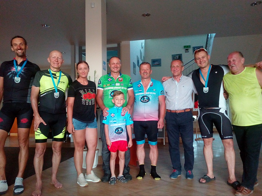 WSZYSCY ZADOWOLENI PO UKOŃCZENIU 300 KM ,BO WSZYSCY  NA PUDŁO WJECHALI ANIA,BOGDAN,JUREK I OLEK!!!