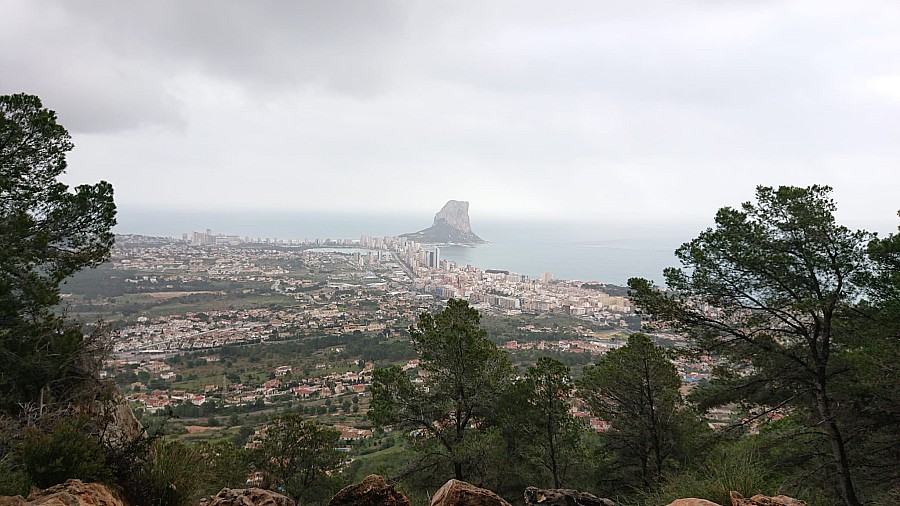 Widok na wybrzeże że wzgórza Serra de Olta