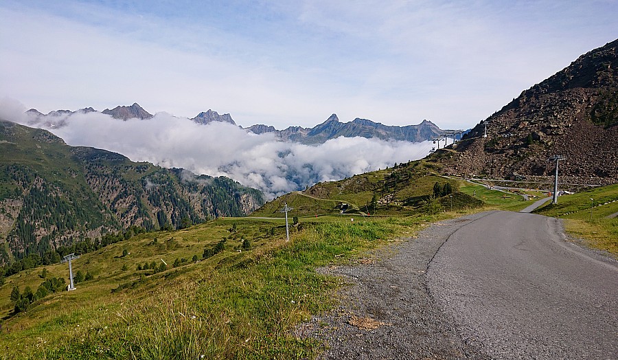 Droga do górnej stacji wyciągu Idalp.