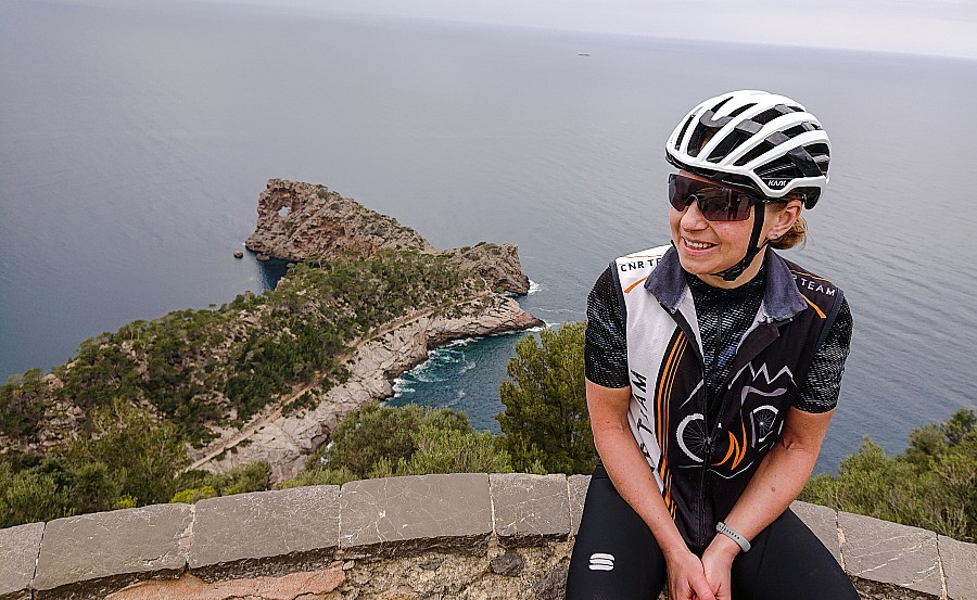 Słynny punkt widokowy Mirador Sa Foradada na dziurawą skałę