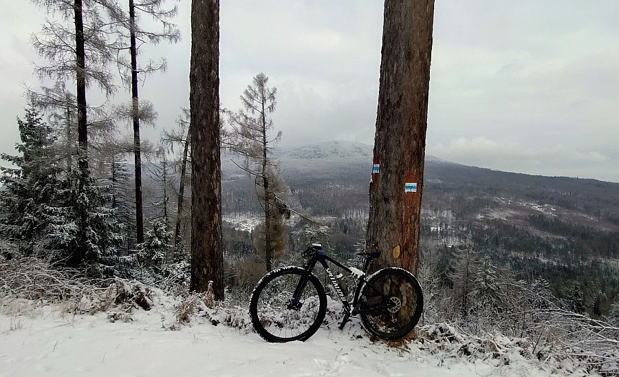 Masyw Ślęży w śniegu na MTB.