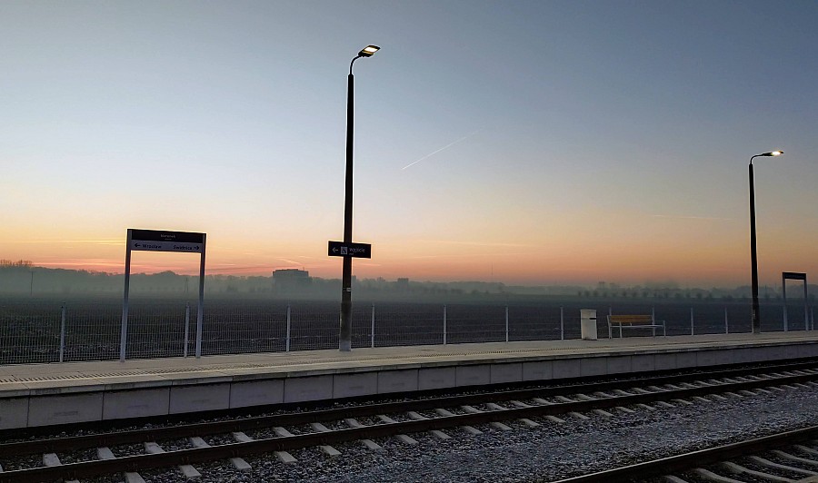 Stacja kolejki ze wschodem słońca.