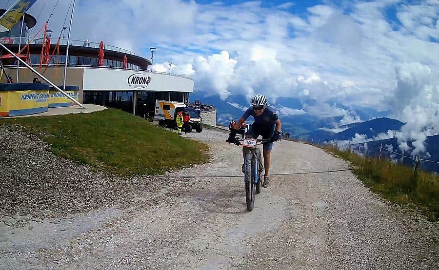 Wjazd na metę wyścigu umiejscowioną na szczycie Kronplatz.
