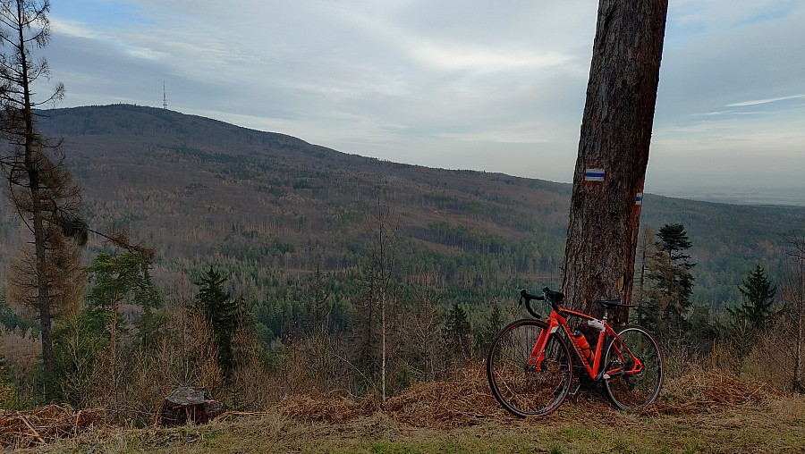 Runda pod Radunią z widokiem na szczyt Ślęży / grudzień 2025
