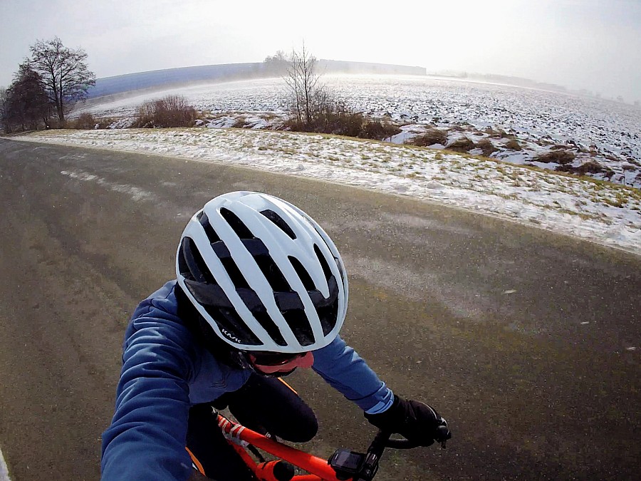 Zimą, jeśli szosy sa czarne, wystarczy zadbać o odpowiedni ubiór 