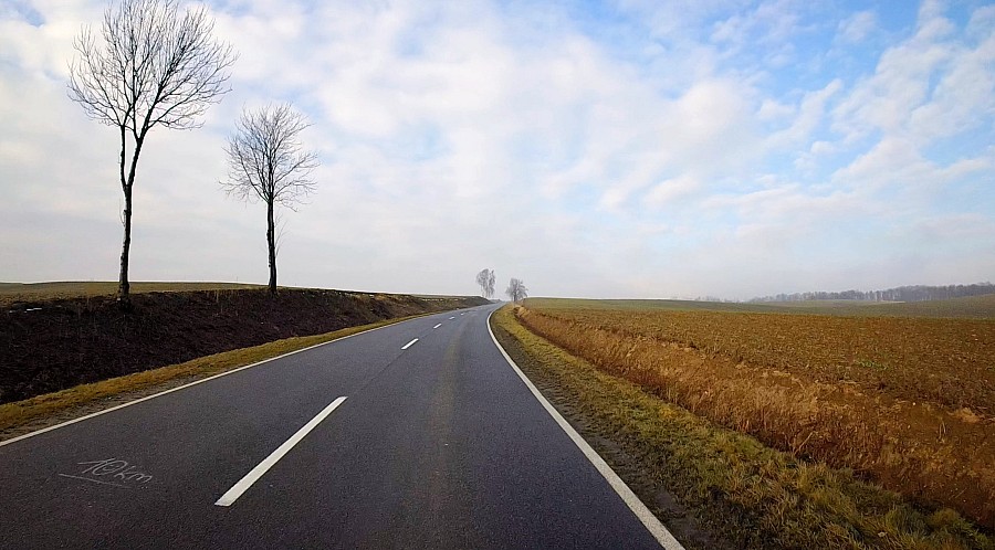 Wzdłuż Jeziora Mietkowskiego