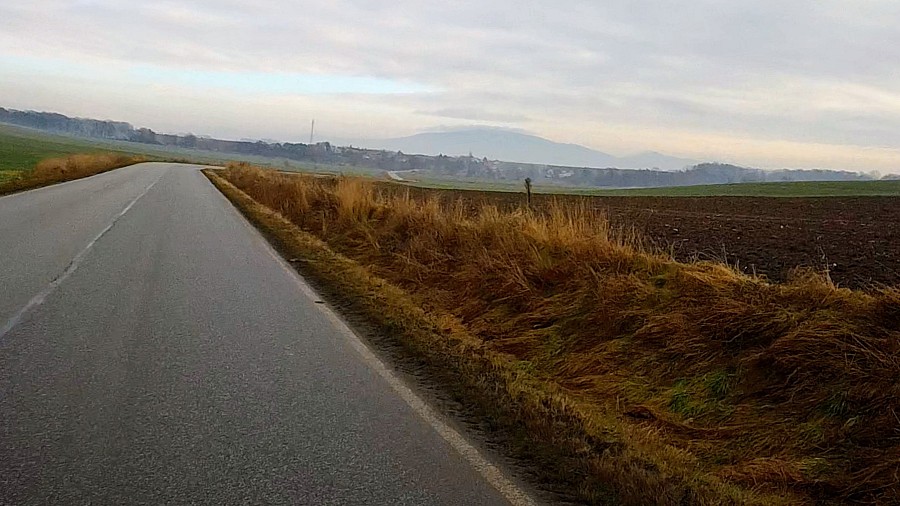 Widok na Ślężę na drodze w kierunku Marcinowic.