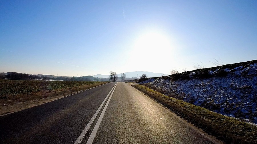 Widok na Ślężę z drogi wzdłuż Jeziora Mietkowskiego /  styczeń 2026