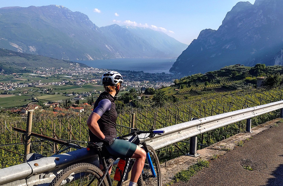 Na trasie przed wyścigiem Bike Marathon Garda Trentino, końcowy fragment, zjazd do mety.