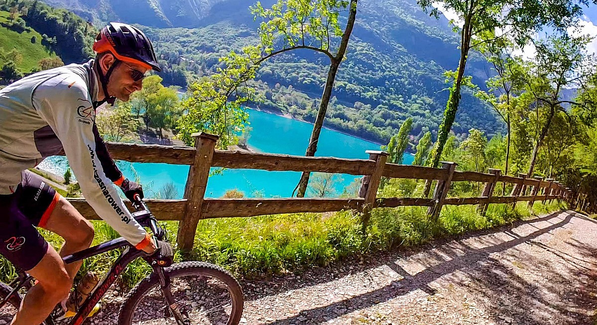 Szutrowa droga z widokiem na jezioro Tenno.